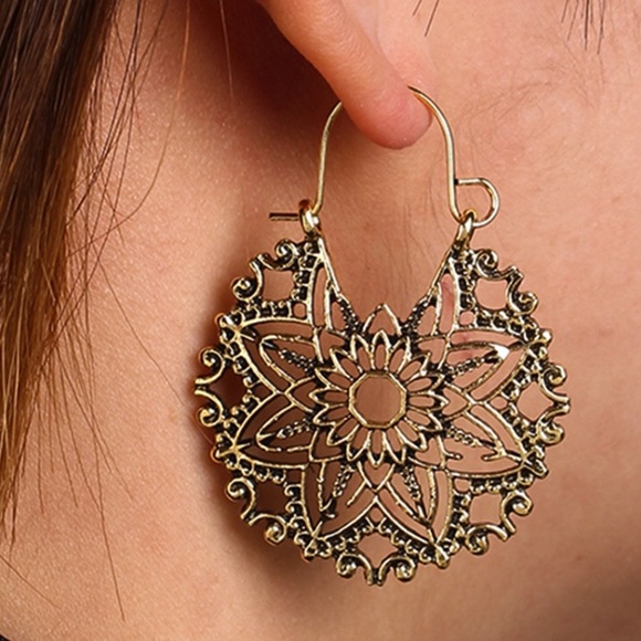 ๐ 2/$24 โIvyโ Boho Flower Earrings ๐ - Picture 4 of 8